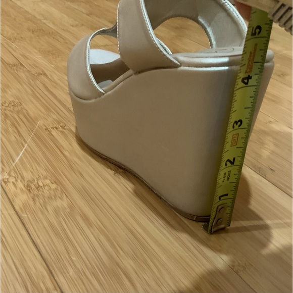 NWOT  subtle shimmer platforms - Picture 14 of 15